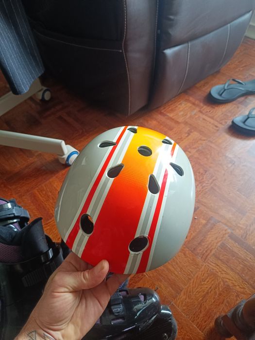 Patins adulto e capacete