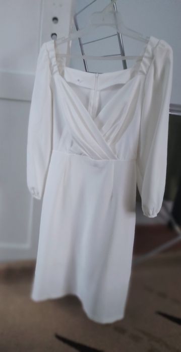 Сукня жіноча з вирізом