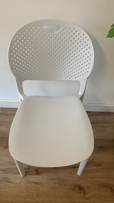 Cadeiras brancas em ótimo estado