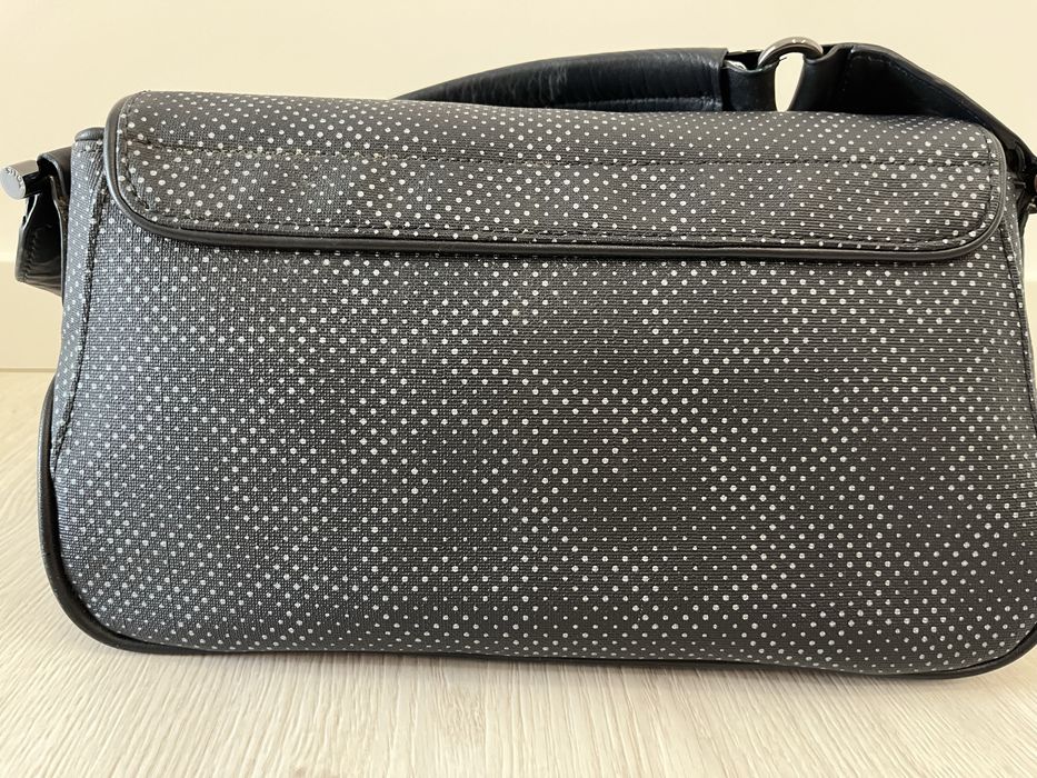 Mala azul com o padrão da Tous