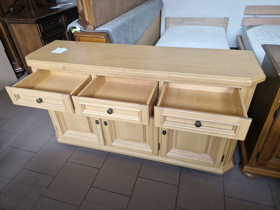 Komoda 3-drzwiowa jasna dł. 152 cm wys. 81 cm gł. 42 cm stan bdb