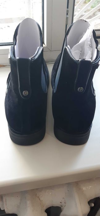 Новые замшевые ботинки