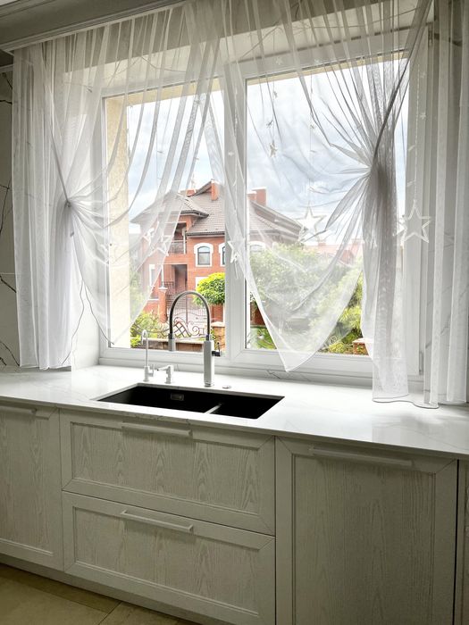 Будинок в районі вул. Буковинської (Беверлі Хіллс.) Є басейн