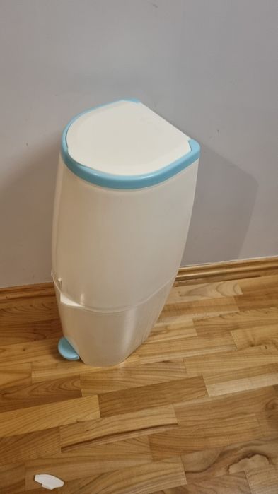 Kosz na pieluchy i przewijak na łóżeczko