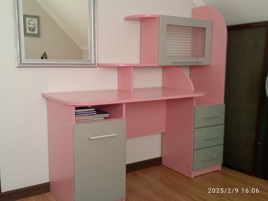 Стіл письмовий,комп'ютерний