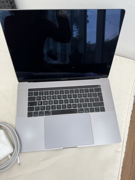 MacBook Pro 15” 2018 i7 16 GB 256 GB stan bardzo dobry!