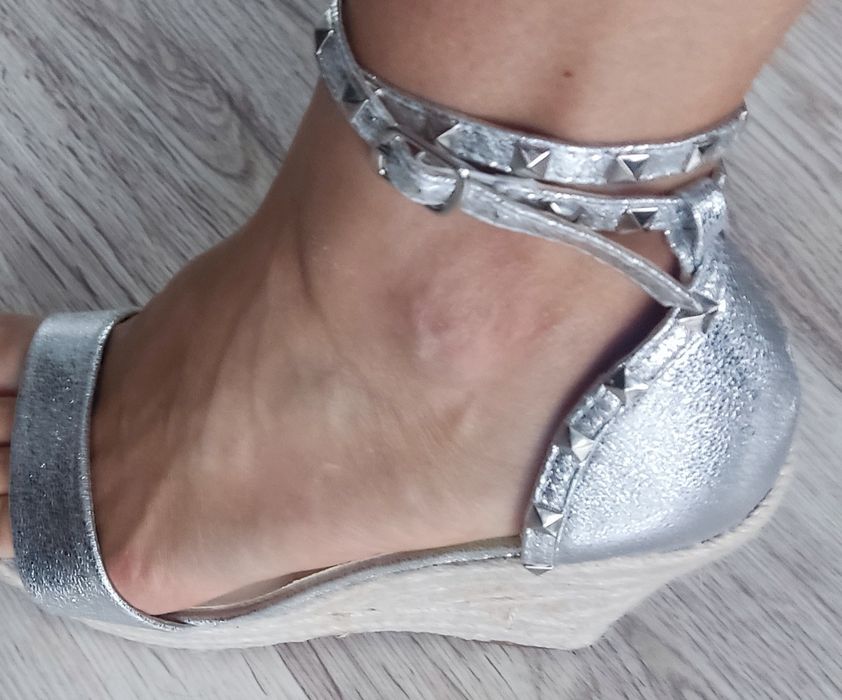 Buty na wysokiej koturnie srebrne 38