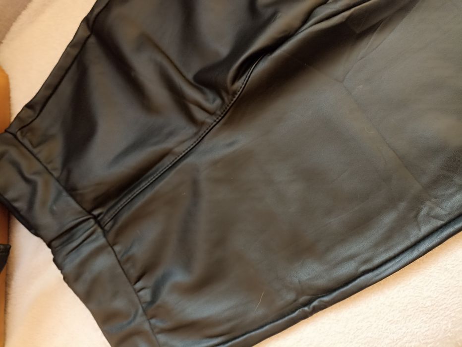 Czarne legginsy Eco skórka lekko ocieplane S