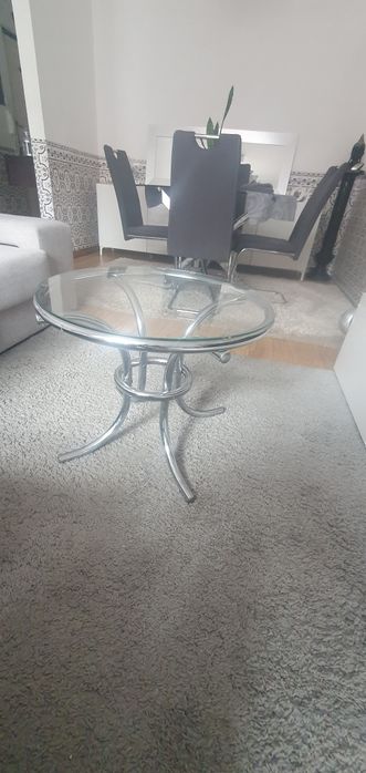 Mesa de centro com tampo de vidro e pernas inox