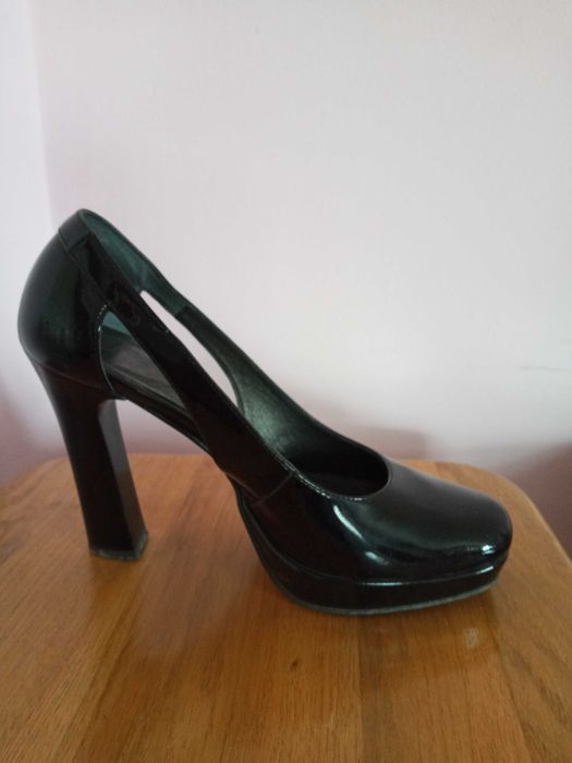 Продам шкіряні лакові туфлі