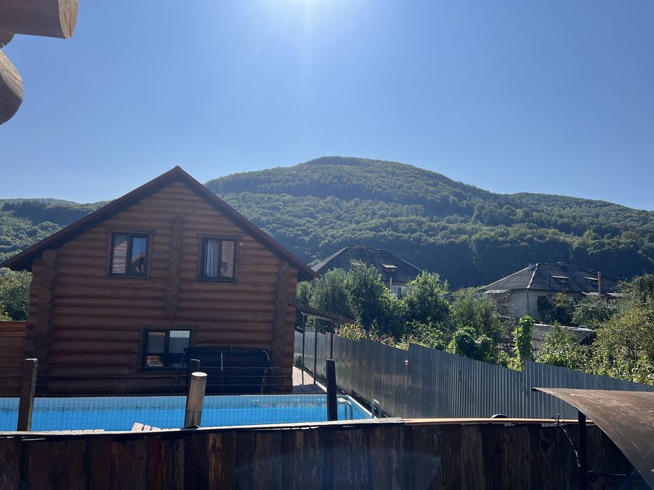 Здають деревʼяні двоповерхові будинки з кухнею