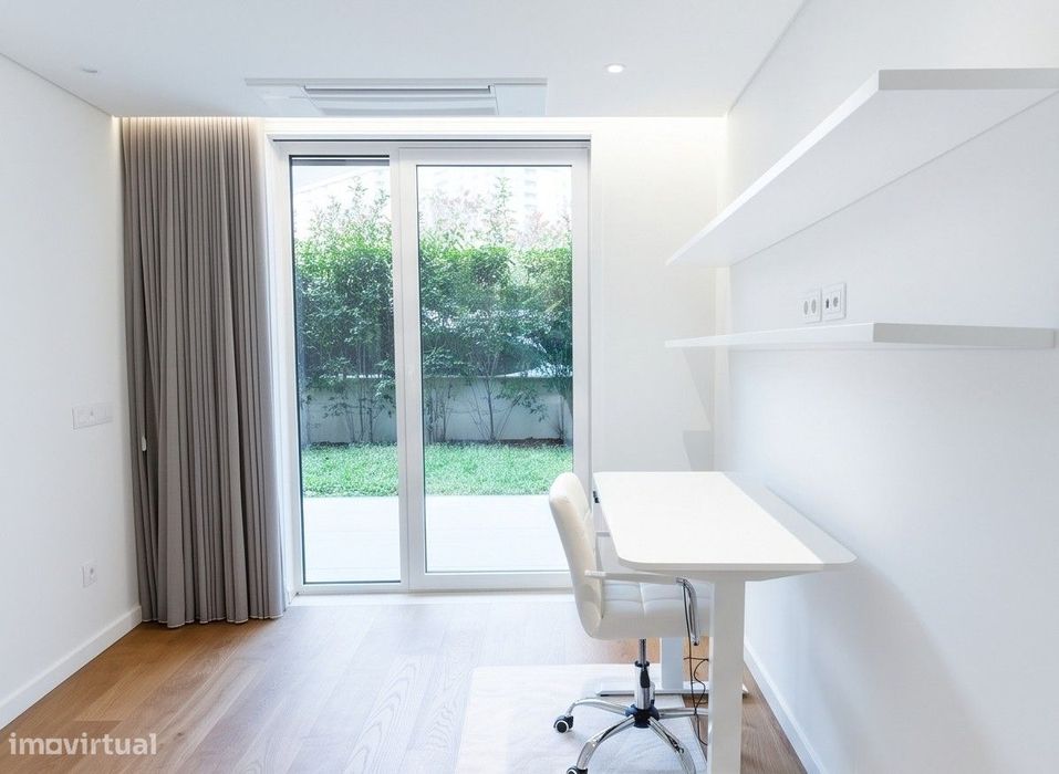 Apartamento mobilado com largo terraço no edifício Paço de Rei Plaza.