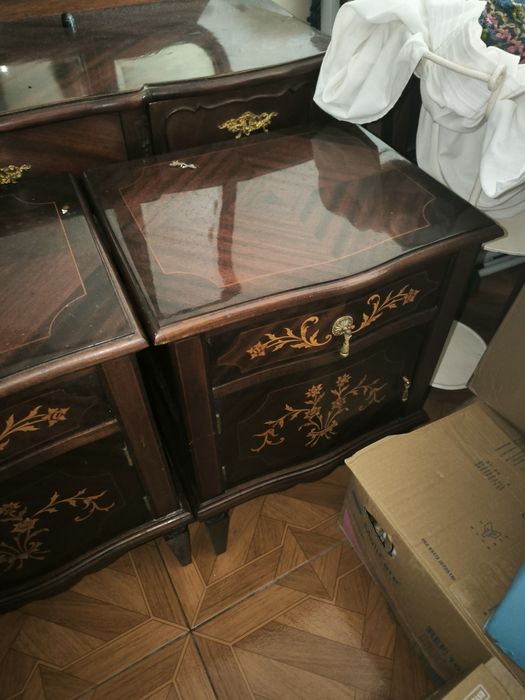 Cómoda e mesas de cabeceira antigos