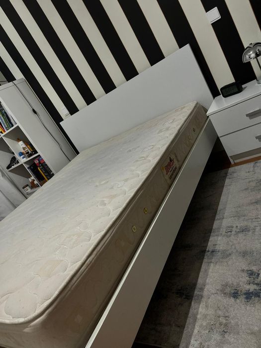 Vendo cama de Casal Branca com colchão, e uma mesa de cabeceira.