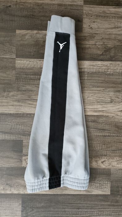 ciepłe,dresowe spodnie JORDAN 104/110