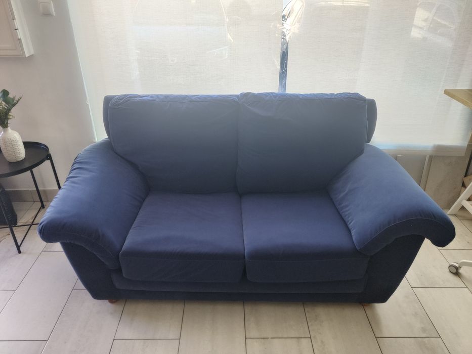 Sofá cama azul de veludo