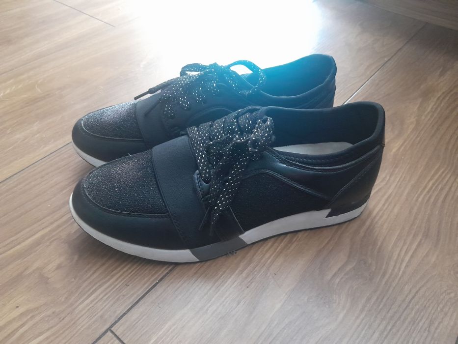 Modne czarne adidasy