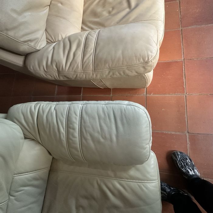 dois sofás de ecopele de tone creme