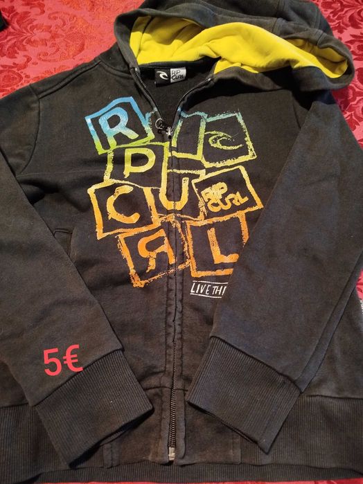 Roupa de menino em bom estado