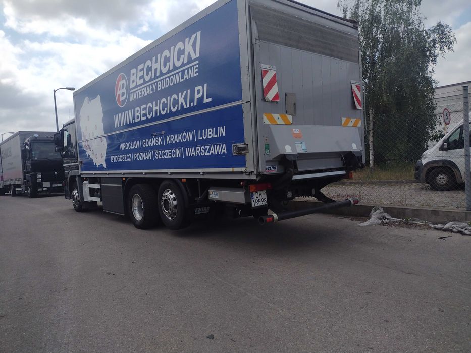 Usługi transportowe ciężarówką.