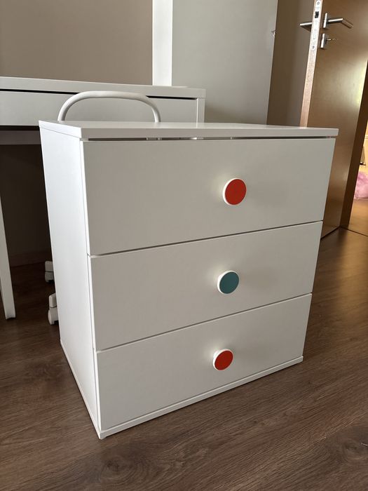 Mesa de cabeceira / comoda criança IKEA