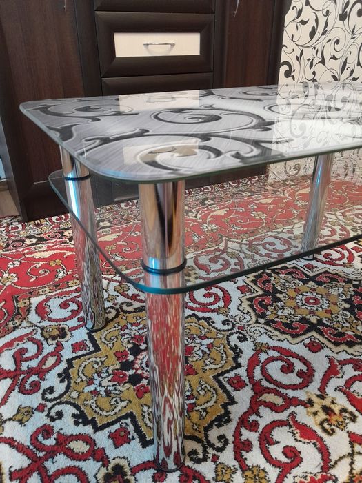 Продам стекляный столик для зала, гостинной