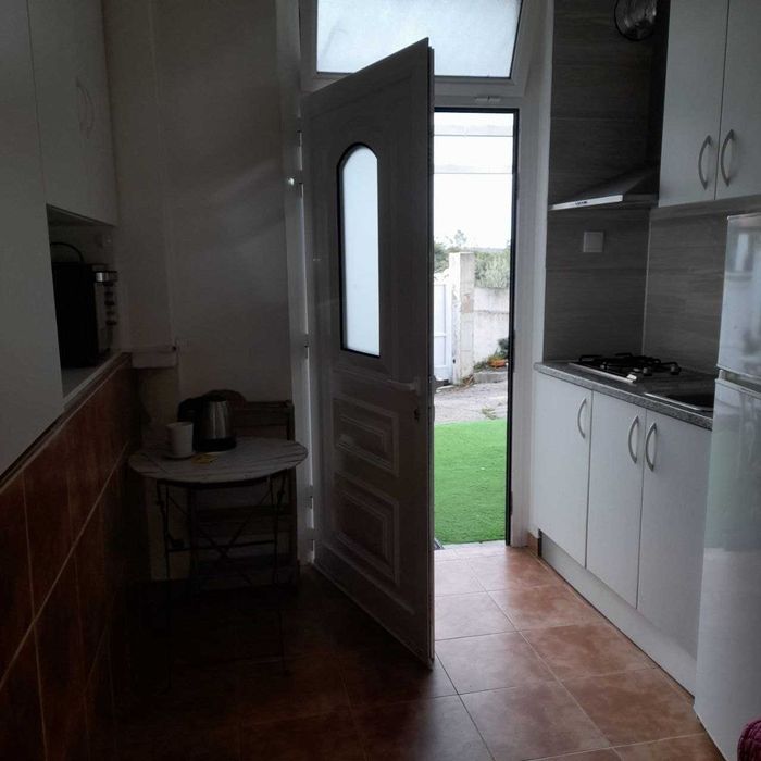 Quarto para arrendar, despesas incluídas, com casa da banho e pequena cozinha uso privado, em Fatima