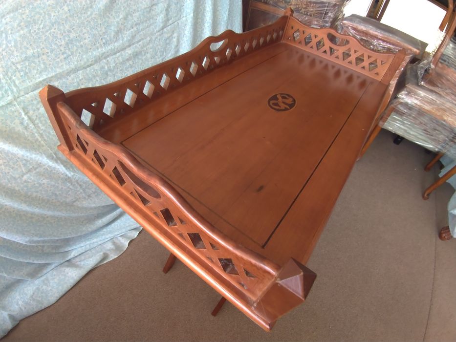 Mesa em madeira maciça