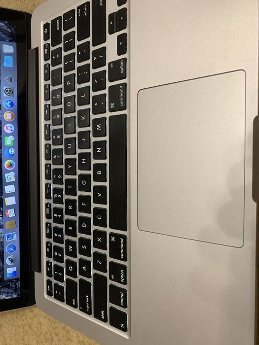 MacBook Pro  в суперовому стані з новою батарейкою