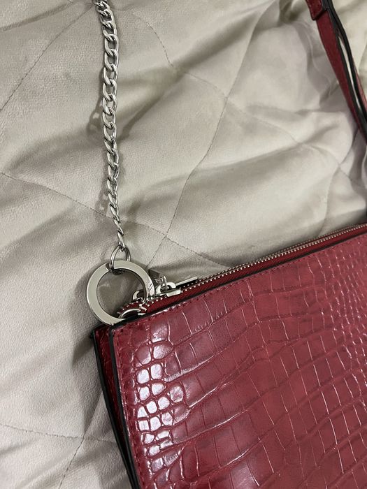 Mala vermelha com textura Stradivarius