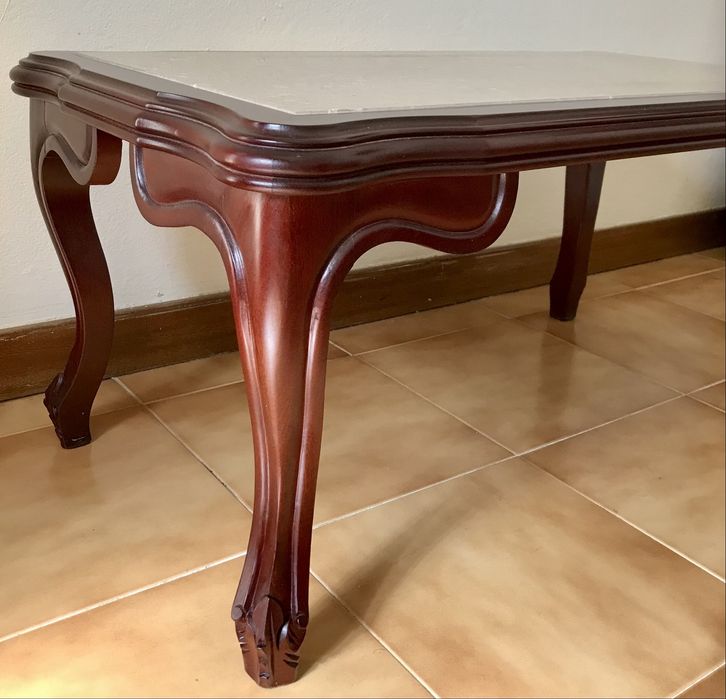 Mesa de centro em madeira com tampo de mármore