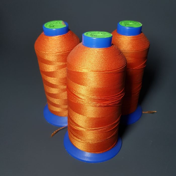 Linha de costura laranja