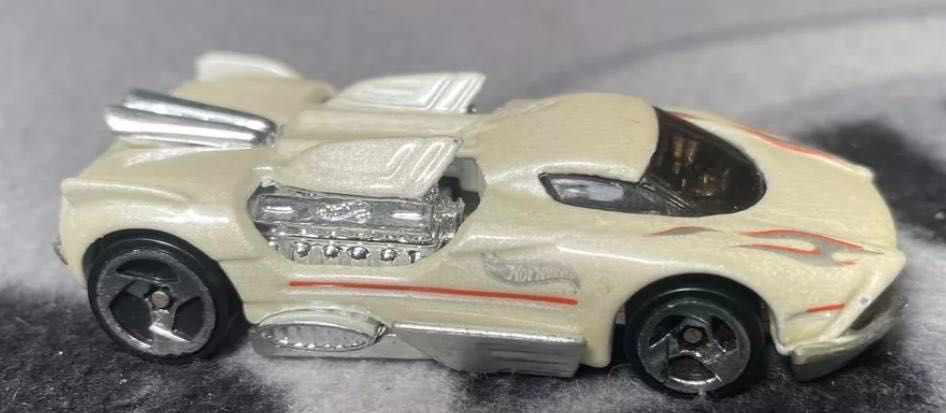 Машинка Hot Wheels 200 Maelstrom in White