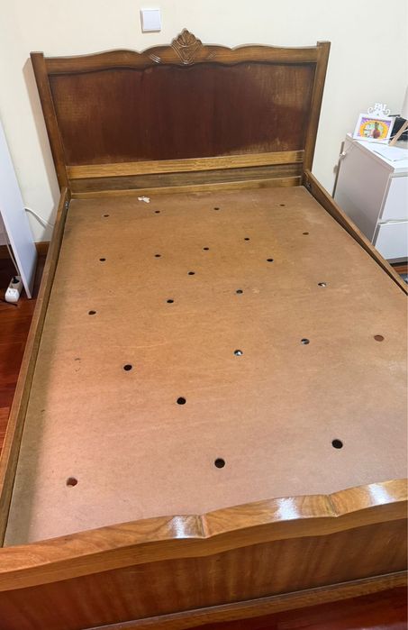 Cama de casal usada em boas condições.