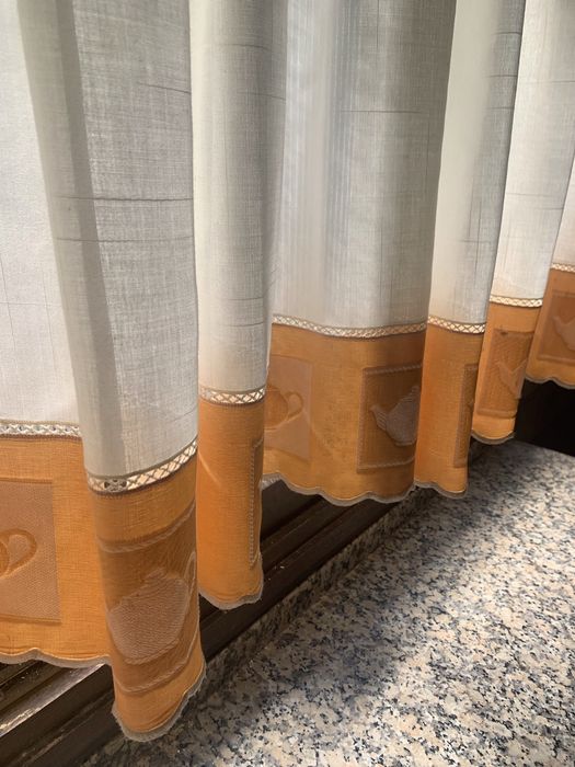 Cortinado com sanefa em cerejeira