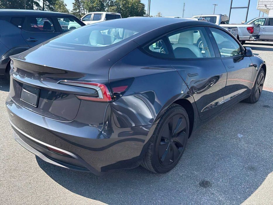 Tesla Model 3 Long Range      2025