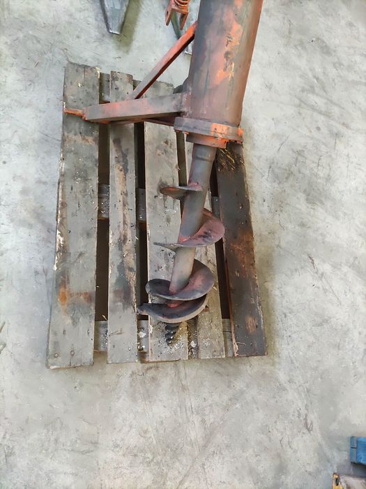 Broca perfuradora para trator