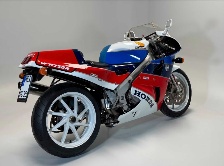 Honda rc 30 750 do ano 1988 mota 100% original tanto de pintura como carnagens único dono e sempre bem estimada se entrega matriculada e revisada.