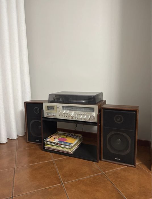 Aparelhagem de Som Vintage RISING com Colunas e Móvel de Madeira