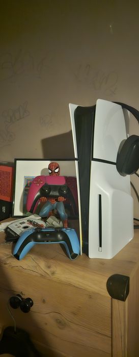 Playstation 5 slim 2 pady + słuchawki logitech