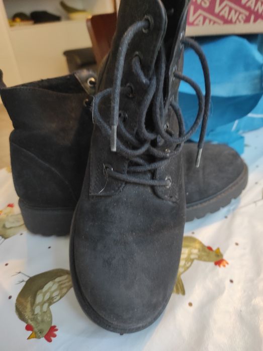 Botas em camurça pretas