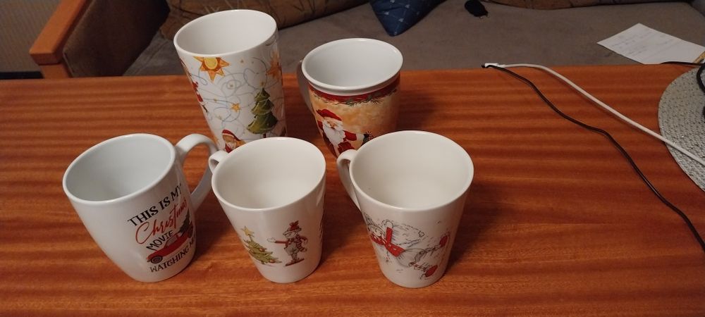 Sprzedam zestaw 5 kubków świątecznych dla dzieci