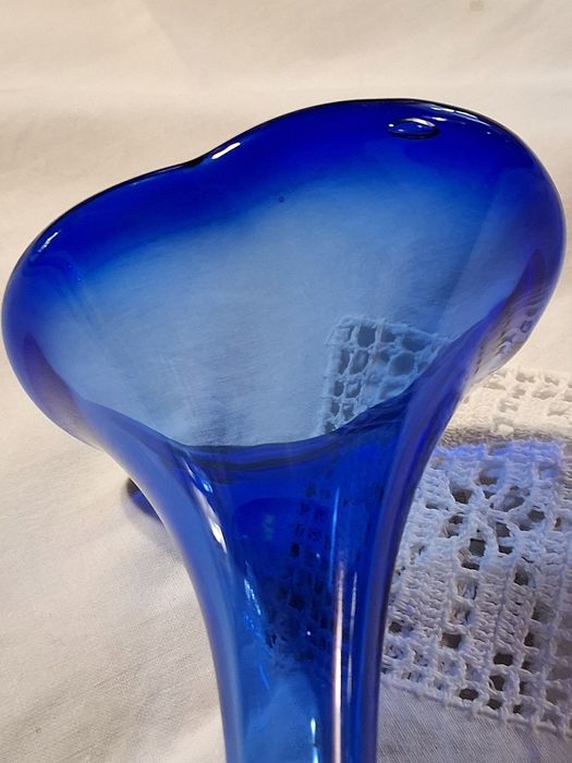 Szwedzki wazon w kobaltowym kolorze