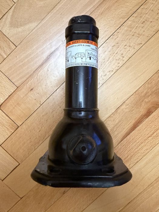 Домкрат, набор ключей