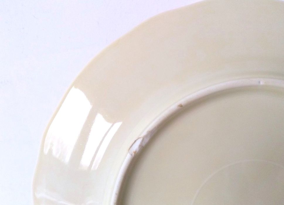 Talerz porcelana ecru truskawki złocony kremowy stary