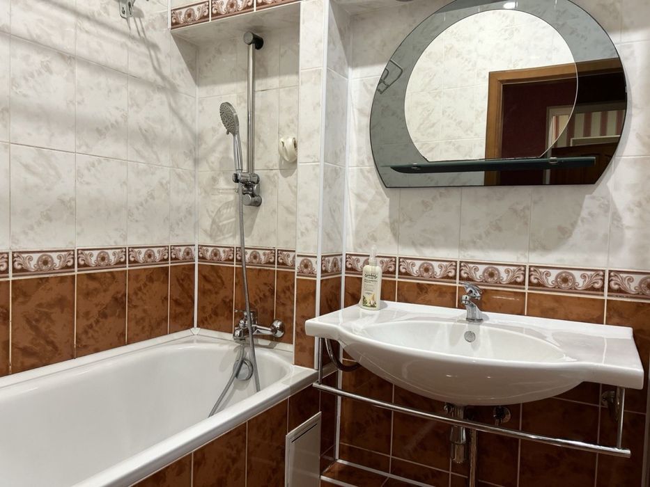 Здається затишна 2-кімнатна квартира в центрі міста 95 кв.(Чашка)