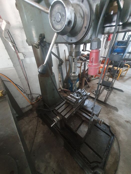 Máquina de furar industrial