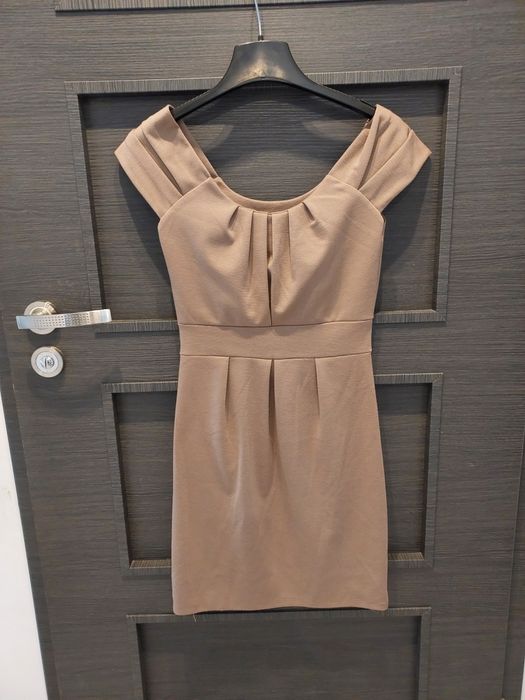 Brązowa sukienka na ramiączkach