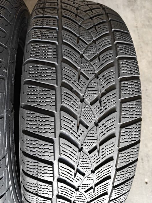 R18 235/60 зимові шини GoodYear UltraGrip Performance+  24-й рік виробник Германія залишок протектору на 1 сезон їзди.