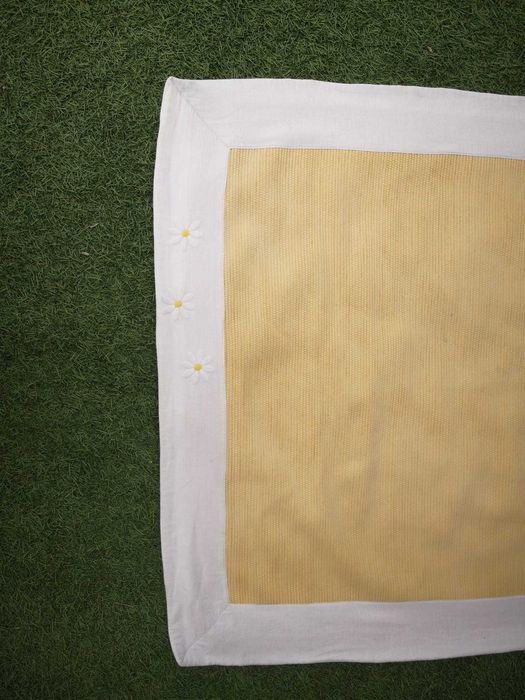 Tapete de pano branco e amarelo
